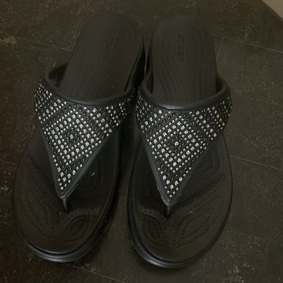 Croc’s Women’s Black Montarey Shimmer Embellished Thing Flip Flop Sandals Sz 10 - Picture 3 of 6